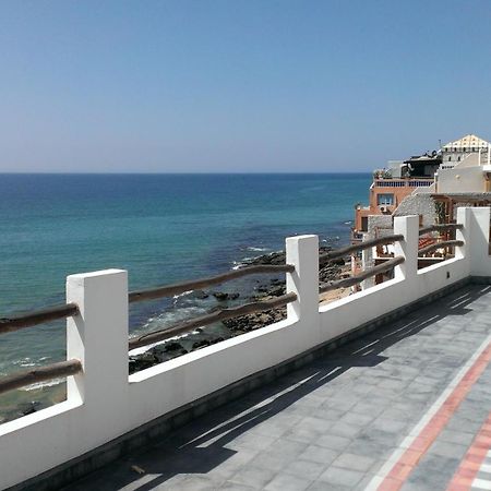 Hashpoint Surf Camp Hostel Taghazout Buitenkant foto
